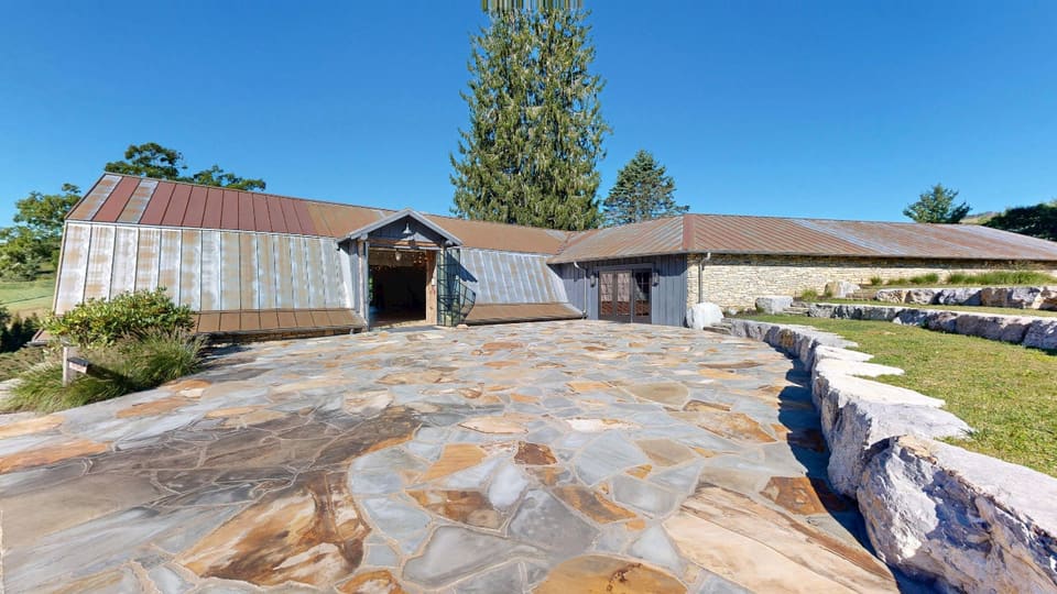 Horseshoe Patio — 3D tour