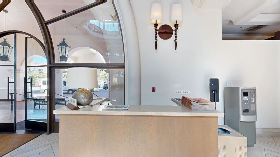Bell Desk — 3D tour