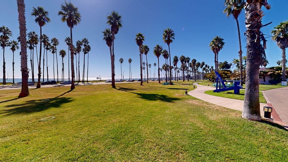 Front Lawn — 3D tour