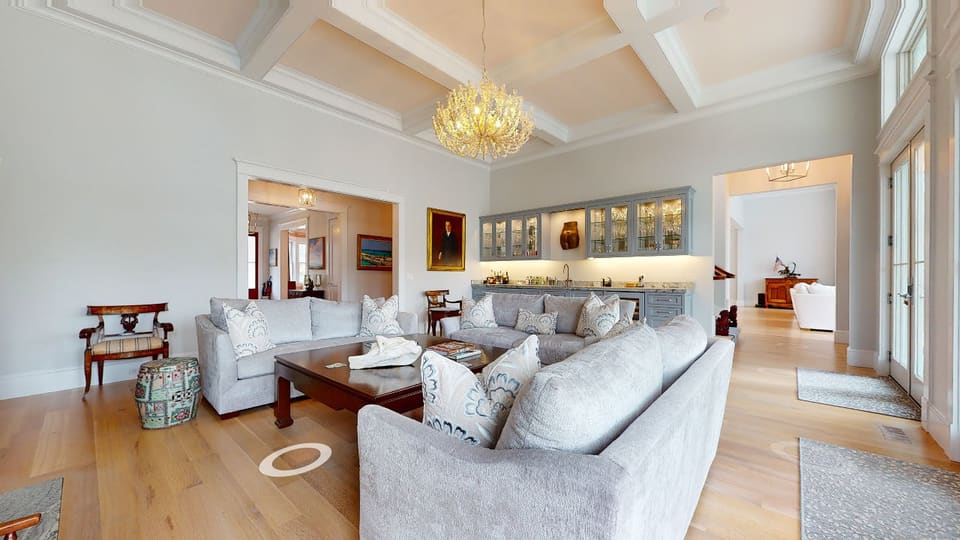 Up Up & Away — 3D tour