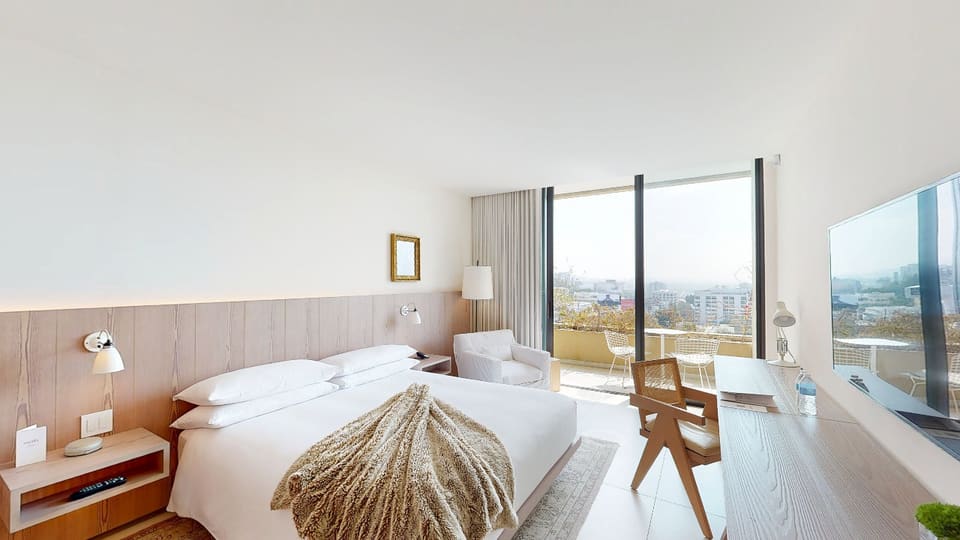 Deluxe Terrace King ADA — 3D tour