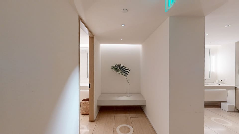 Women's Locker Room at THEWESTHOLLYWOODEDITION — 3D virtual tour