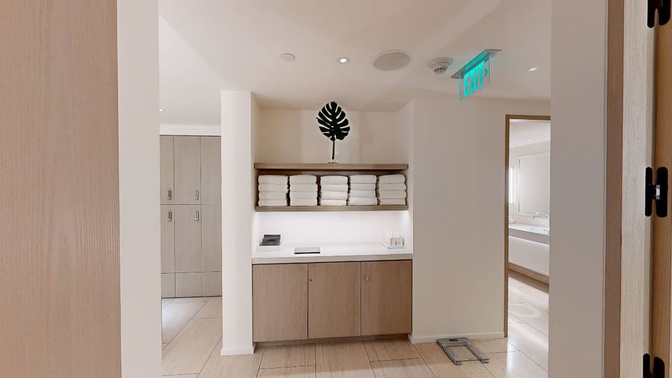 Men's Locker Room — 3D tour